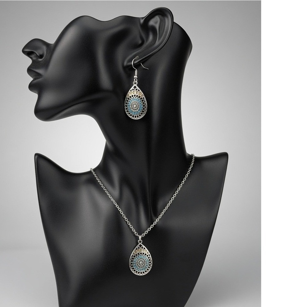 NWOT Boho Silver Tone Teardrop Mandela Necklace Set